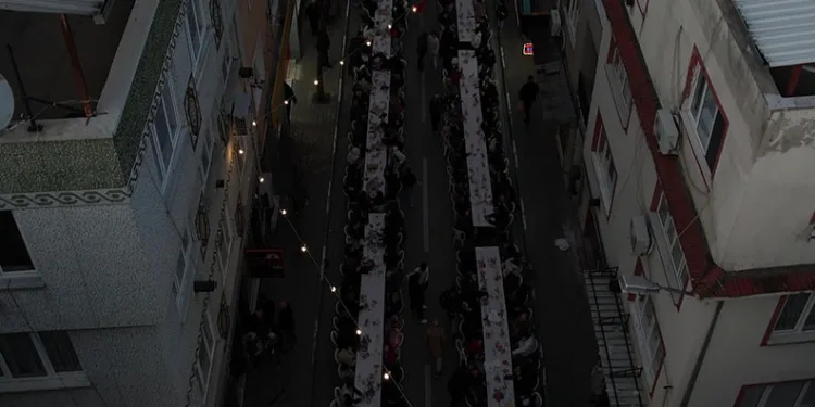 Yüzlerce metre uzayan sofrada 4 bin 500 kişi iftar yaptı