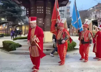 Davetli oldukları iftara mehter takımı ile gittiler