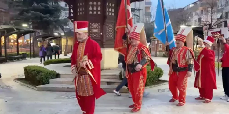 Davetli oldukları iftara mehter takımı ile gittiler