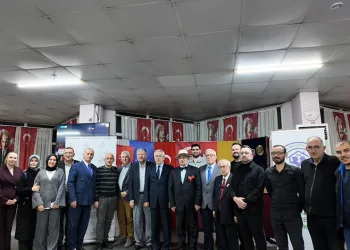 Sağlık çalışanları, huzur evi sakinleriyle iftarda