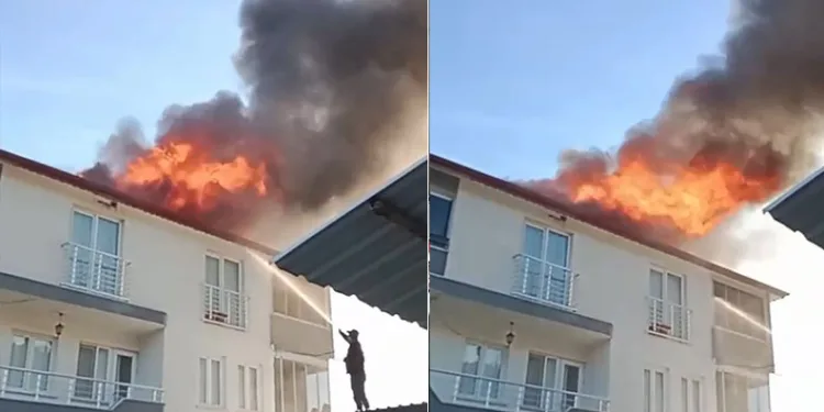 Evin çatısı küle döndü