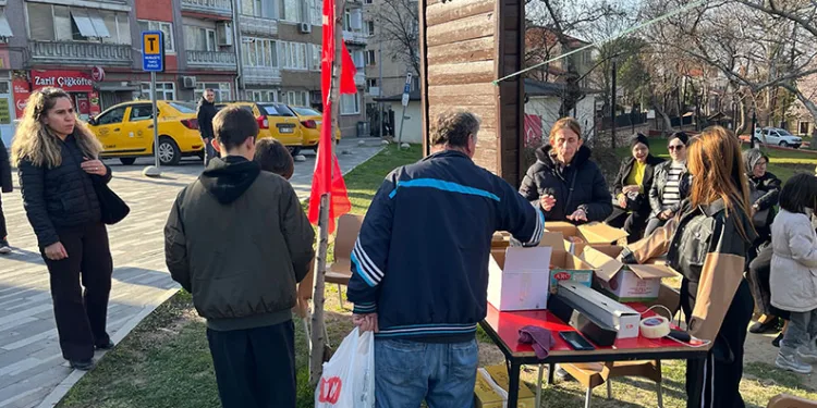 Şehitler için mevlit şekeri dağıttı