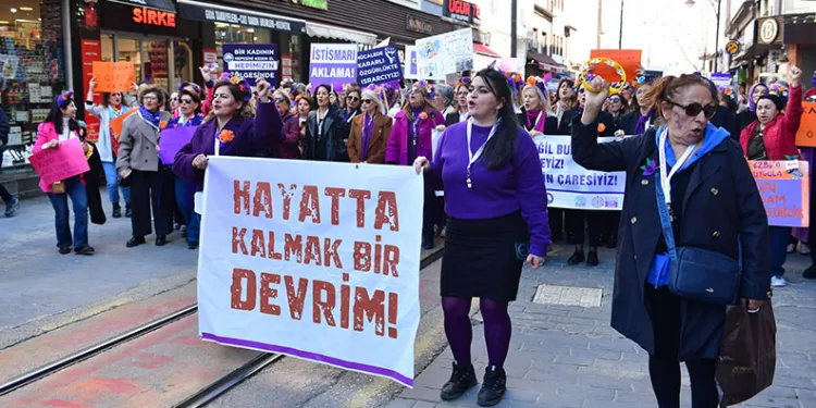 Bursa’da Kadınlardan 8 Mart’ta Güçlü Mesaj