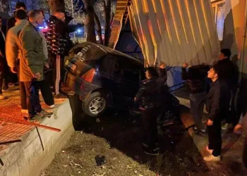 Bursa’da kontrolden çıkan araç apartmanın bahçesine savruldu