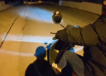 Annesine gece motor sürmeyi öğretti