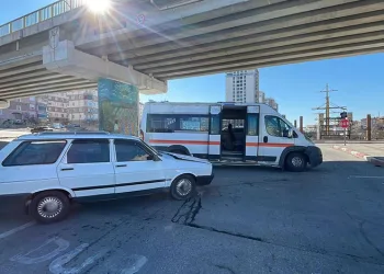 Karaman’da yolcu minibüsü ile otomobil çarpıştı: 2 yaralı