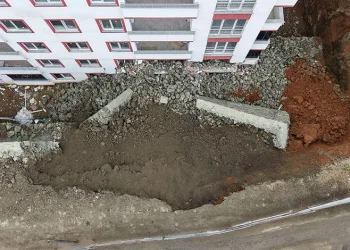 Trabzon’da istinat duvarı çöktü