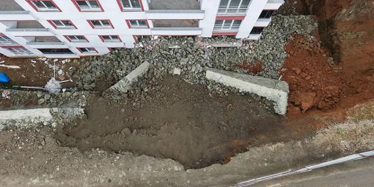 Trabzon’da istinat duvarı çöktü