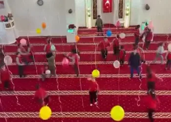 İmam ve eşinden çocuklar için camide renkli süsleme