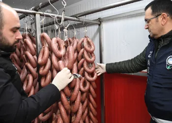 Bursa’da 700 kilo bozuk sucuk imha edildi