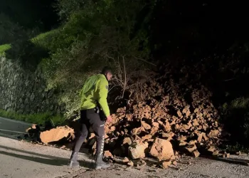 Bursa’da heyelanla düşen kayalar yola savruldu