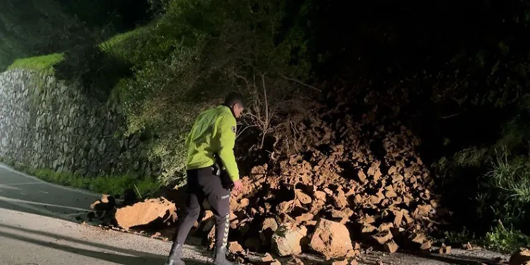 Bursa’da heyelanla düşen kayalar yola savruldu