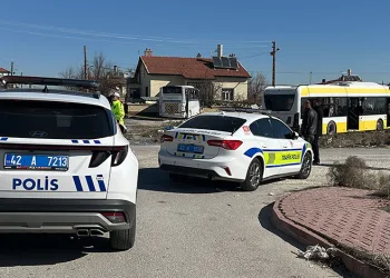 Servis aracı belediye otobüsüyle çarpıştı: 20 yaralı