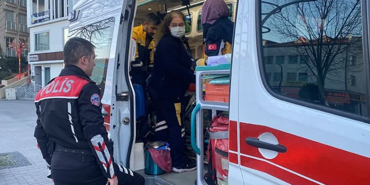 Cadde ortasında boynuna ve yüzüne kesikler attı