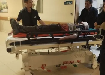 Bursa’da otomobil park halindeki tırın altına girdi