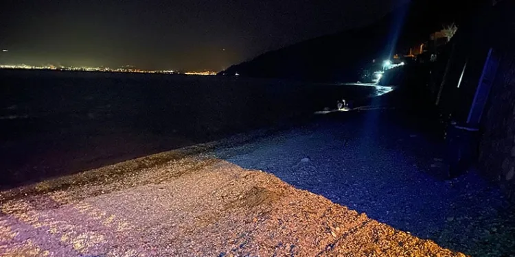 Balık tutmak için açılan kayık battı, baba-oğul ölümden döndü