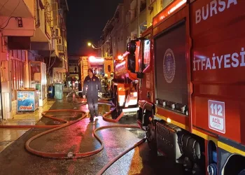 Bursa’da apartmanın çatı katında yangın