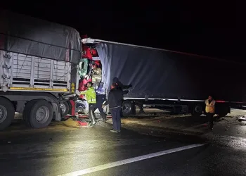 Bursa’da iki TIR’ın çarpıştığı kazada 1 kişi hayatını kaybetti