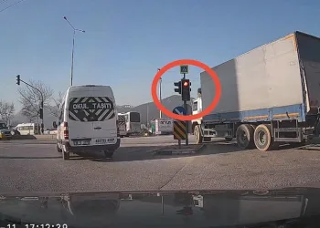 Bursa’da sürücüler kırmızı ışıkta durmadı