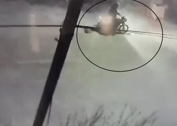 Motosikletle gelip, borçlusunun evine kurşun yağdırdı