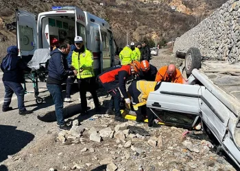 Gümüşhane’de otomobil ters döndü: 2 yaralı