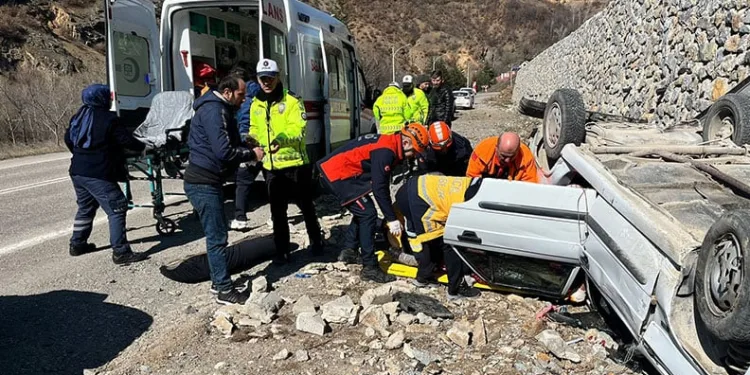Gümüşhane’de otomobil ters döndü: 2 yaralı