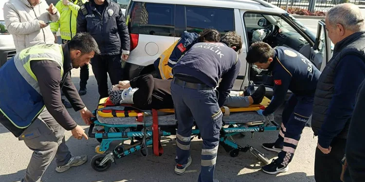 Refüje çarpan otomobil yan yattı: 1 yaralı