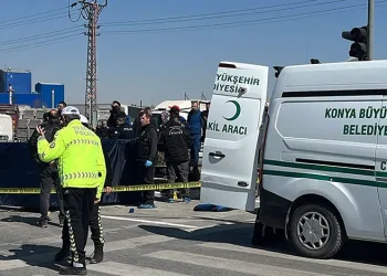 Kırmızı ışıkta bekleyen hafif ticari araca motosiklet çarptı: 1 ölü
