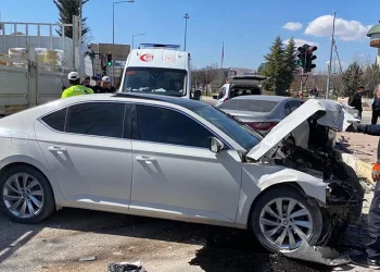 Elazığ’da otomobiller çarpıştı: 6 yaralı
