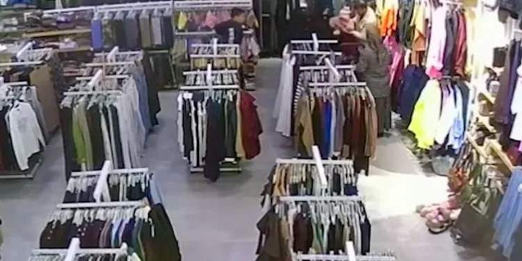 Soğukkanlı esnaf bebeği hayata bağladı