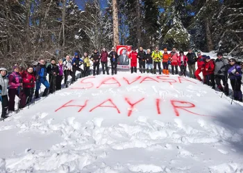 Uludağ’da karlara “savaşa hayır” yazdılar