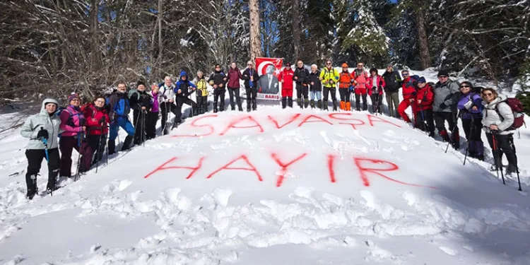 Uludağ’da karlara “savaşa hayır” yazdılar
