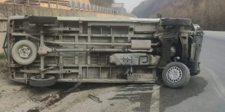 Bursa’da kontrolden çıkan minibüs takla attı, sürücü yaralandı