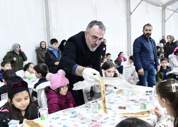 Kestelli çocuklar, tekne oruçlarını birlikte açtı