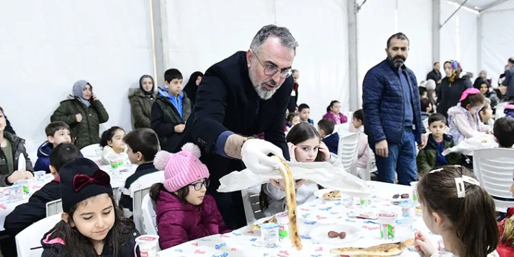 Kestelli çocuklar, tekne oruçlarını birlikte açtı