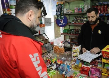 Mahallenin bakkal borcunu ödeyip, veresiye defterini yaktı