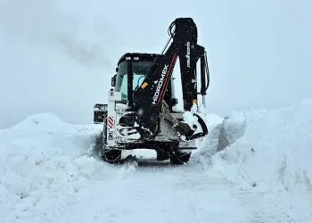 Süphan Dağı tırmanışına tipi ve kar engeli