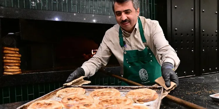 Oktay Yılmaz önce pişirdi sonra ikram etti