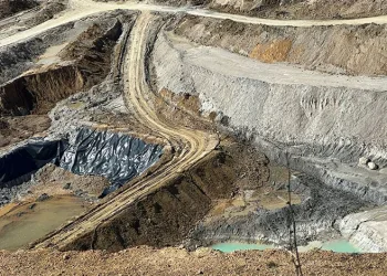 Maden ocağının atıkları suya ve toprağa karışmaya devam ediyor