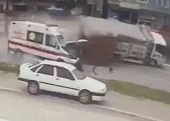 Vakaya giden ambulans kaza yaptı: 1 ölü, 3 yaralı
