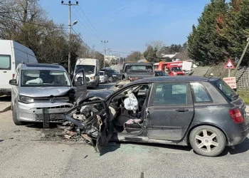Arnavutköy’de iki otomobil kafa kafaya çarpıştı: 1 ölü, 2 yaralı