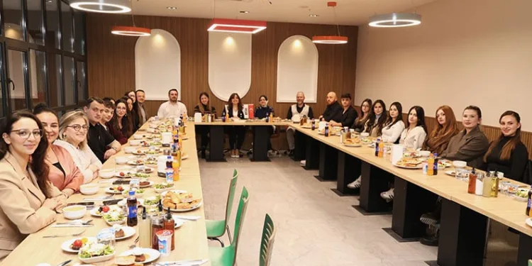 Girişimci adayı öğrenciler işi mutfağında öğreniyor