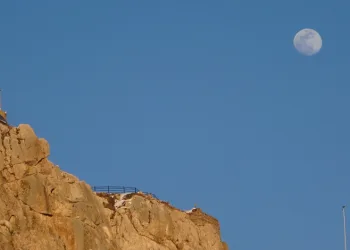 Van Kalesi’nde gökyüzü şöleni: Şişkin ay tarihle buluştu