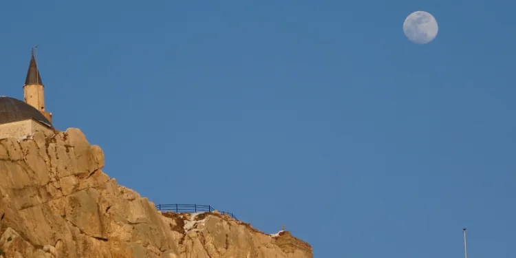 Van Kalesi’nde gökyüzü şöleni: Şişkin ay tarihle buluştu