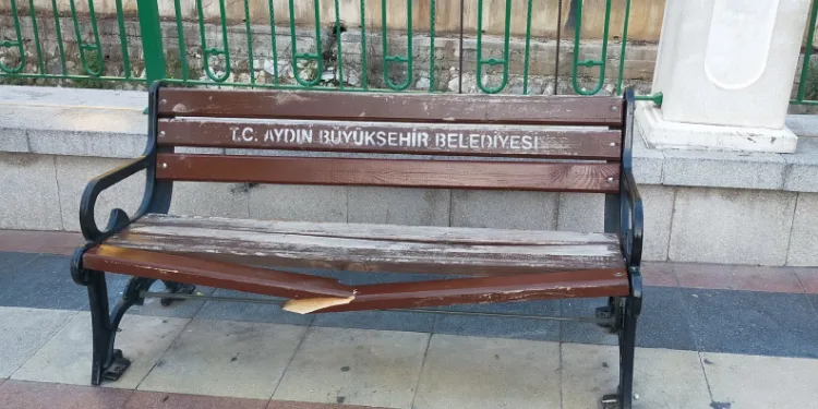 Banklar ve sokaklar duyarsız vatandaşların hedefi oldu