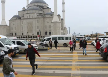 Üç şeritli yolda tehlikeli yaya geçidi korkutuyor
