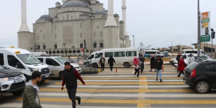 Üç şeritli yolda tehlikeli yaya geçidi korkutuyor
