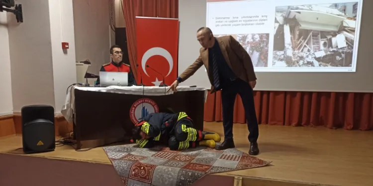 Alaplı’da deprem farkındalığı semineri düzenlendi