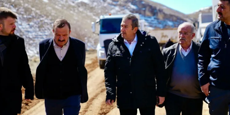 Darende’de stabilize yol çalışmaları için saha incelemesi