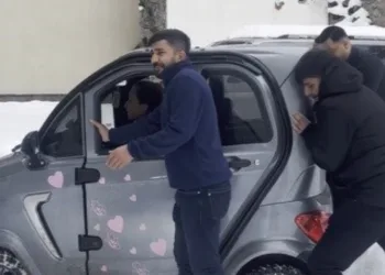 Kars’ta küçük otomobil kara saplandı: Vatandaşlar ite kaka kurtardı, o anlar viral oldu